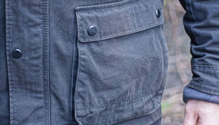Oversized double front pockets with secure fastenings | tycoonstory media Oversized double front pockets with secure fastenings