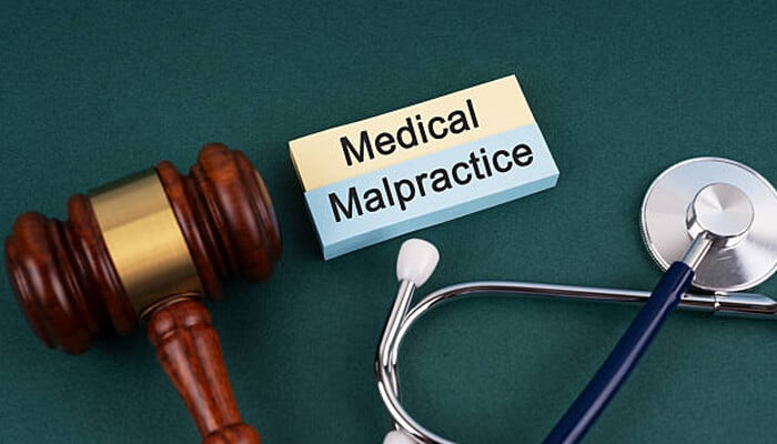 Why are medical malpractice cases so complex? | tycoonstory media Judge’s gavel, stethoscope, and “medical malpractice” blocks representing legal and medical evidence challenges in complex claims handled by experienced injury lawyers.