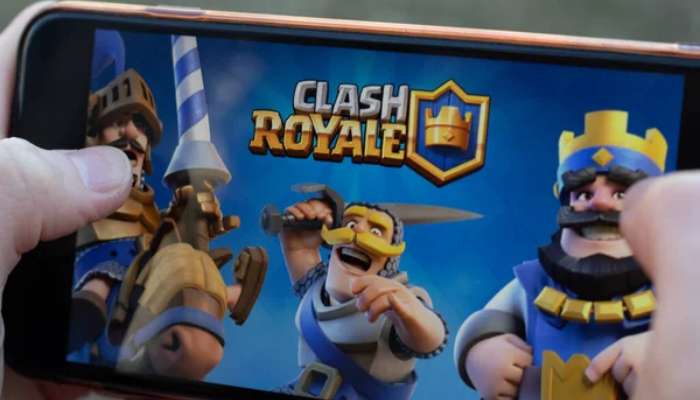 What does star level do in clash royale 1 | tycoonstory media Player viewing clash royale characters on a smartphone while learning what does star level do in clash royale and how star points work