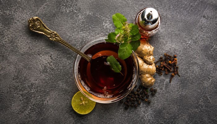 Shifting toward supervised alternative therapies - tycoonstory | tycoonstory media Herbal wellness tea prepared with ginger, mint, cloves, and citrus, representing plant-based therapies that support stress management, immune health, better sleep, and holistic recovery through evidence-based natural ingredients.