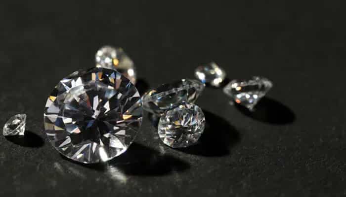 Match the stone with a setting - tycoonstory | tycoonstory media Close-up of large lab diamonds featuring round brilliant-cut stones on a dark background, emphasizing superior light performance, eye-clean clarity, certified quality, and eco-friendly lab-grown diamond technology.