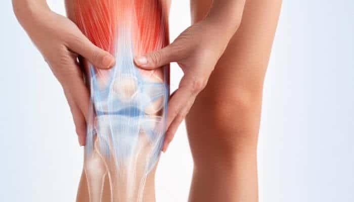 How to reduce the risks of knee replacement surgery 1 | tycoonstory media Disadvantages of knee replacement surgery illustrated with an anatomical view showing knee joint pain, inflammation and damaged cartilage before treatment