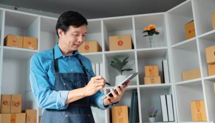 How to set up inventory management for small business 2 | tycoonstory media Inventory management for small business using a tablet to track warehouse inventory and organize product stock efficiently
