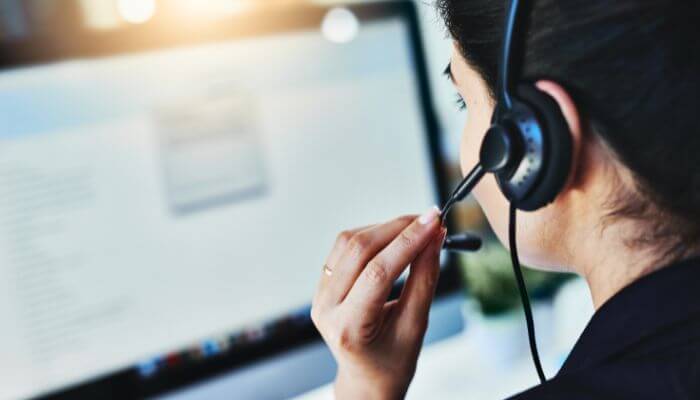 Practical example of responding to customer needs 1 | tycoonstory media Customer service representative helping customers to more quickly respond to customer needs through decentralized decision-making and faster support
