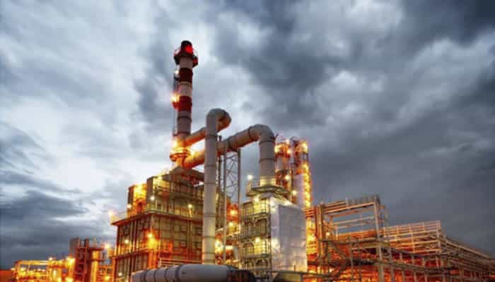 Private energy assets can unlock unique opportunities - tycoonstory | tycoonstory media Energy assets in transition featuring a modern oil and gas processing facility, emphasizing the continued importance of fossil fuel infrastructure alongside renewable energy as investors balance energy security, inflation protection, and the transition to lower-carbon solutions.