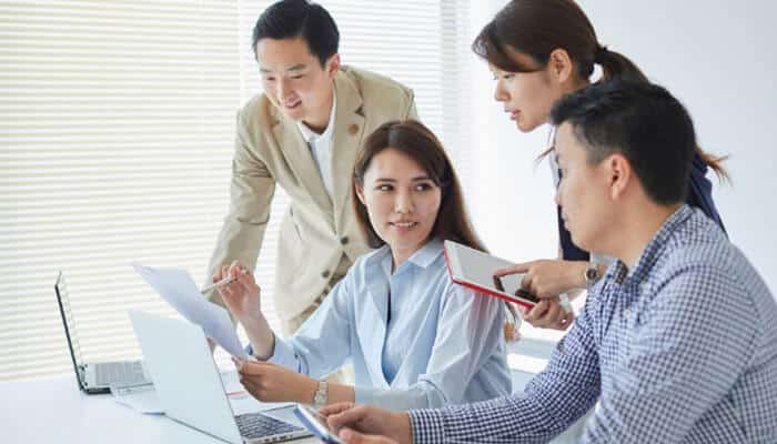 Advanced team dynamics that high-performing teams develop - tycoonstory | tycoonstory media What are examples of effective team dynamics demonstrated by professionals collaborating in a modern workplace through communication, teamwork, shared responsibilities, problem-solving, and strategic decision-making.