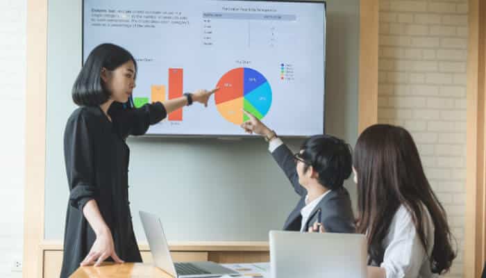 Connecting technology with business problems - tycoonstory | tycoonstory media Silicon-insider about gordon james image showing professionals analyzing charts and business data, representing the connection between technology, strategy, and practical business decisions.