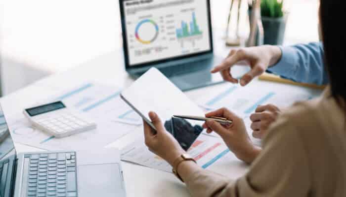 Memphis ppc agency management fee - tycoonstory | tycoonstory media Memphis ppc agency management team analyzing paid advertising campaign data, ppc costs, performance reports, and digital marketing strategies for business growth