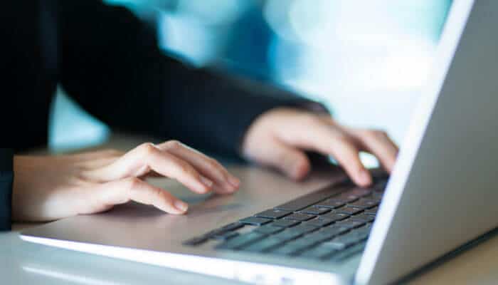 Software name meetshaxs performance speed benchmarks - tycoonstory | tycoonstory media Software name meetshaxs performance testing on a laptop, representing speed benchmarks, responsiveness, workflow efficiency, and scalable team productivity.