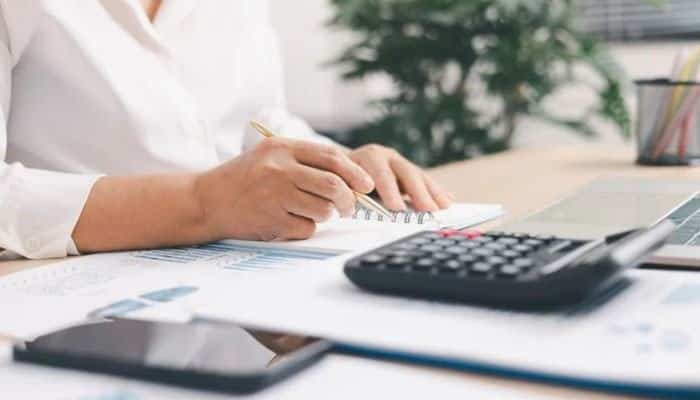 Can you deduct half of self-employment tax - tycoonstory | tycoonstory media What is a 1099 employee and how self-employment tax deductions work for independent contractors managing business finances