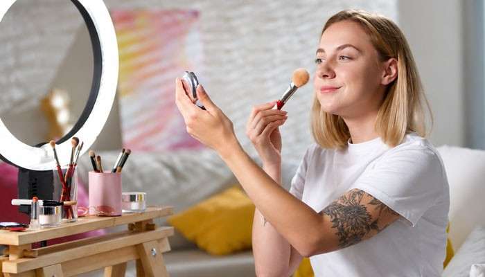 Is higossis brush good for concealer for different skin types? - tycoonstory | tycoonstory media Is higossis brush good for concealer analysis featuring a makeup user testing brush application, demonstrating concealer blending, cosmetic tools, and everyday beauty routine techniques.