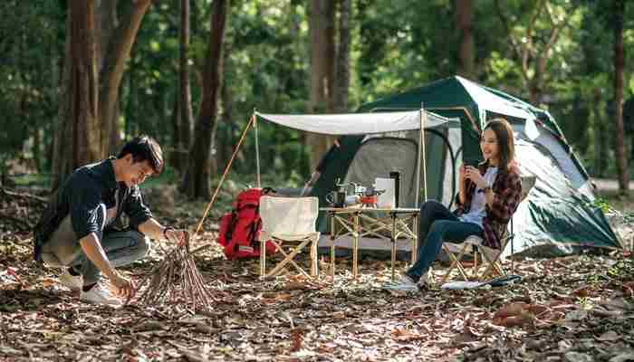 How to disperse camp responsibly - tycoonstory | tycoonstory media Green mountain national forest dispersed camping experience with campers setting up a responsible tent campsite, practicing outdoor recreation and leave no trace principles in vermont wilderness