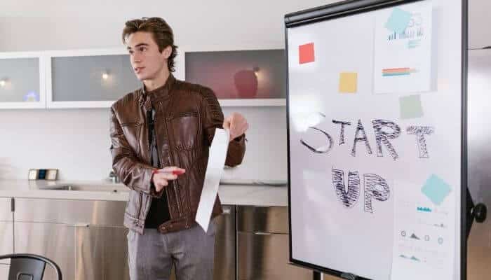 How to prepare for a startup lunch 1 | tycoonstory media Startup lunch preparation with a founder presenting startup ideas and business plans