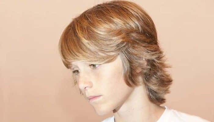 Medium-length curtains - tycoonstory | tycoonstory media Good hair cuts for boys featuring a medium-length layered hairstyle with side-swept fringe, feathered ends, and natural movement around the ears and nape.