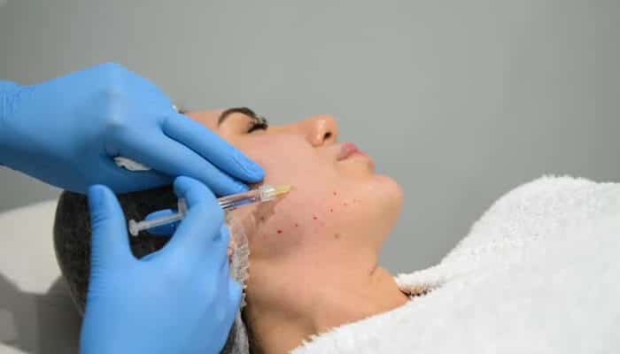 What happens during a filler treatment? | tycoonstory media Facial rejuvenation treatment with a dermal filler injection to enhance facial contours and restore volume without surgery.