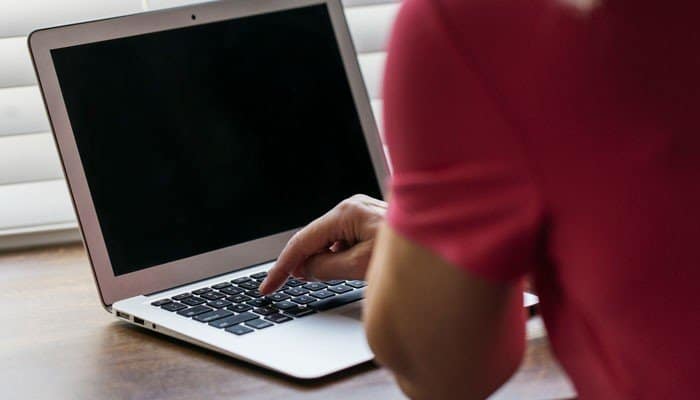 How to force restart macbook pro with a black screen - tycoonstory | tycoonstory media How to force restart macbook pro with a black screen by pressing and holding the power or touch id button when the mac becomes unresponsive.